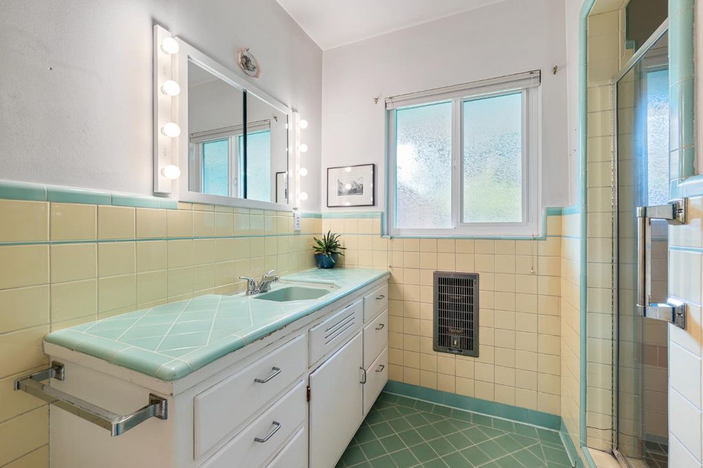 Image 28 of property listing at 324 E Hampton Way, Fresno, CA 93704