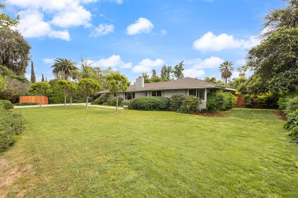 Image 3 of property listing at 324 E Hampton Way, Fresno, CA 93704