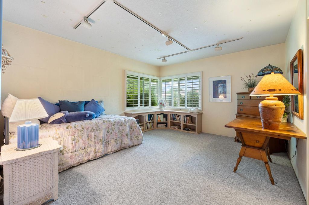 Image 31 of property listing at 324 E Hampton Way, Fresno, CA 93704