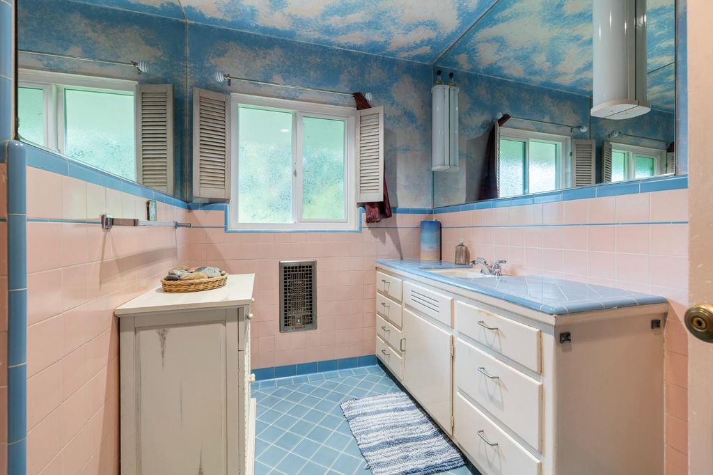 Image 33 of property listing at 324 E Hampton Way, Fresno, CA 93704
