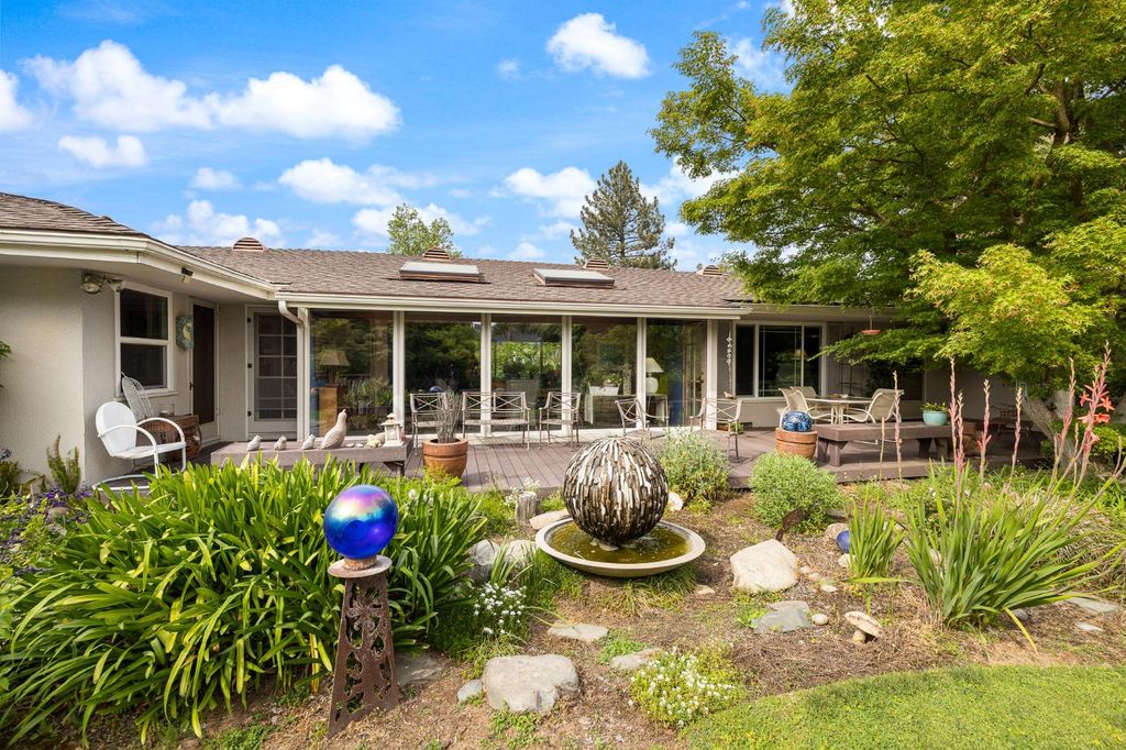 Image 35 of property listing at 324 E Hampton Way, Fresno, CA 93704