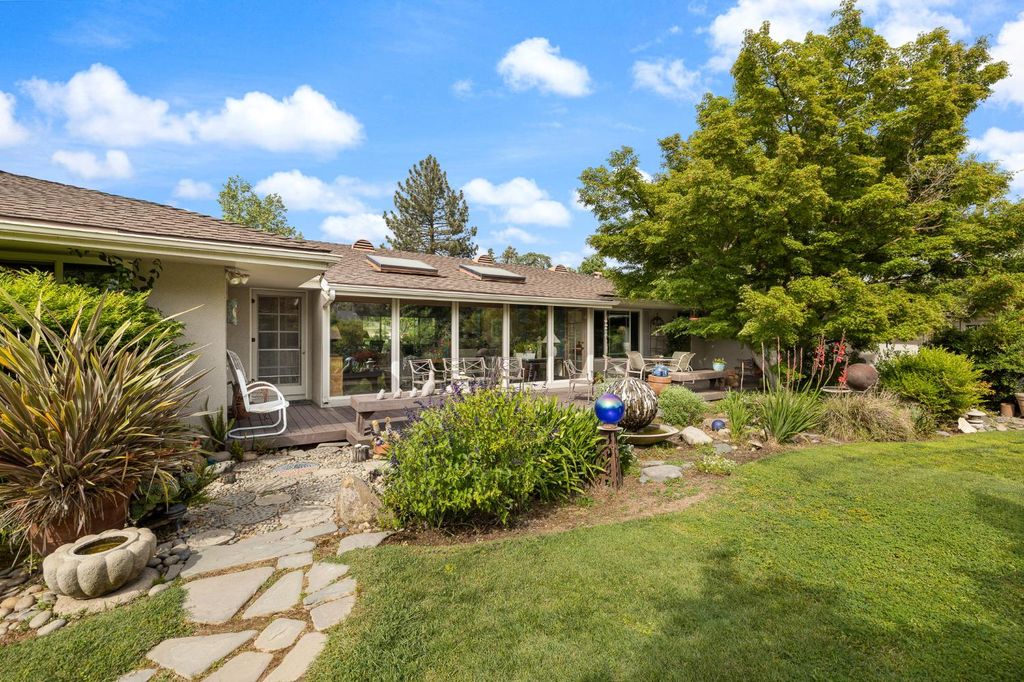 Image 37 of property listing at 324 E Hampton Way, Fresno, CA 93704