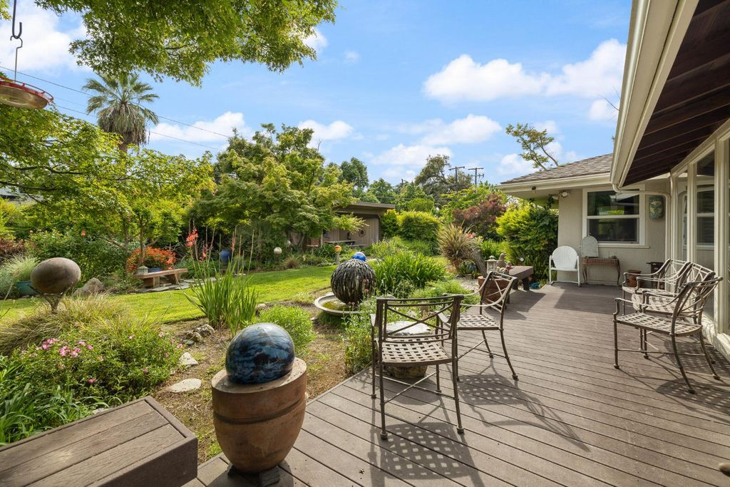 Image 38 of property listing at 324 E Hampton Way, Fresno, CA 93704