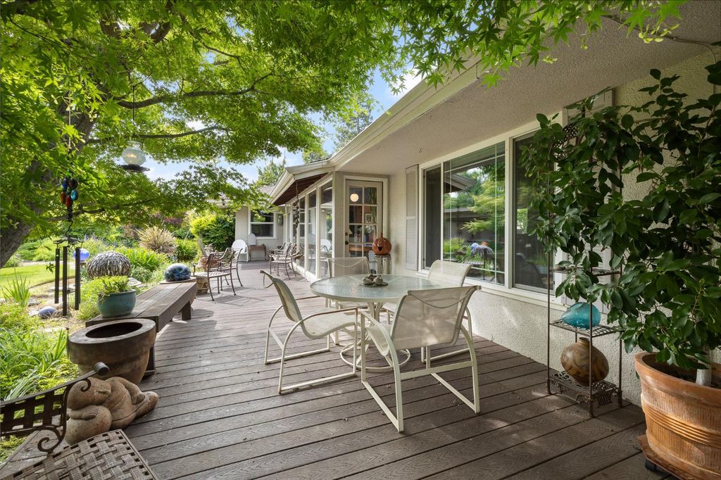 Image 39 of property listing at 324 E Hampton Way, Fresno, CA 93704