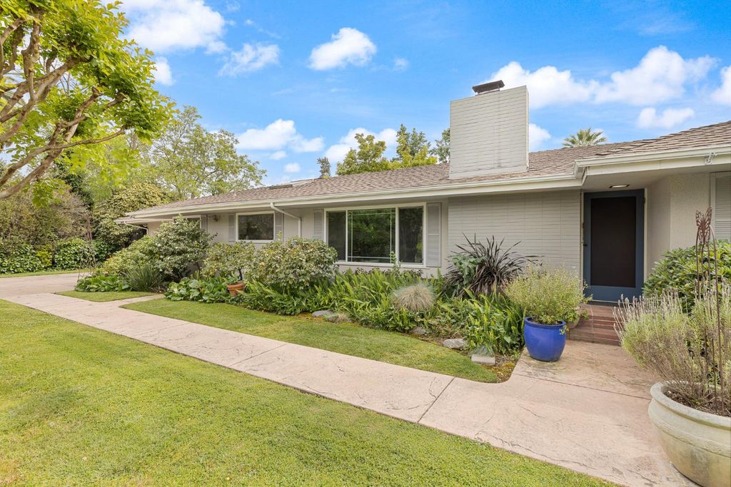 Image 4 of property listing at 324 E Hampton Way, Fresno, CA 93704