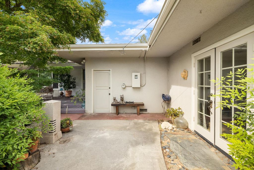 Image 40 of property listing at 324 E Hampton Way, Fresno, CA 93704