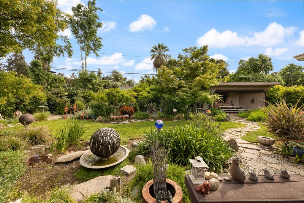 Image 42 of property listing at 324 E Hampton Way, Fresno, CA 93704