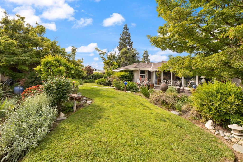 Image 44 of property listing at 324 E Hampton Way, Fresno, CA 93704