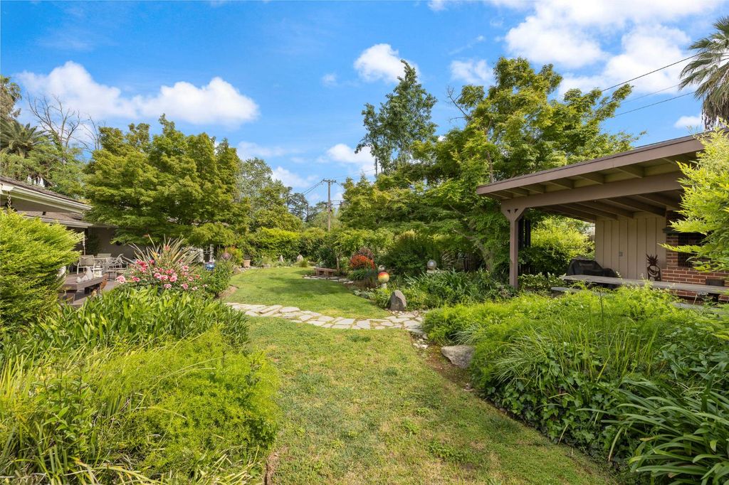 Image 46 of property listing at 324 E Hampton Way, Fresno, CA 93704