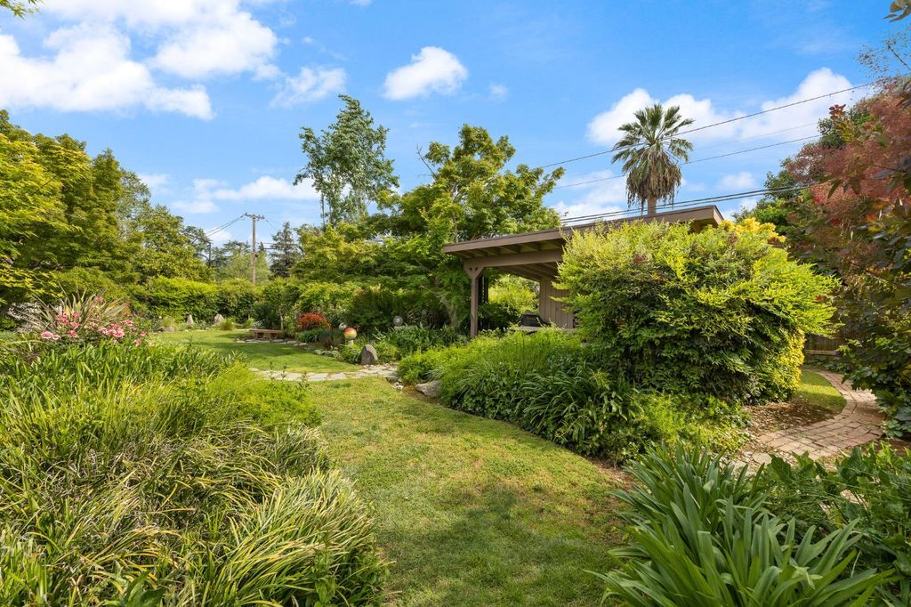 Image 47 of property listing at 324 E Hampton Way, Fresno, CA 93704