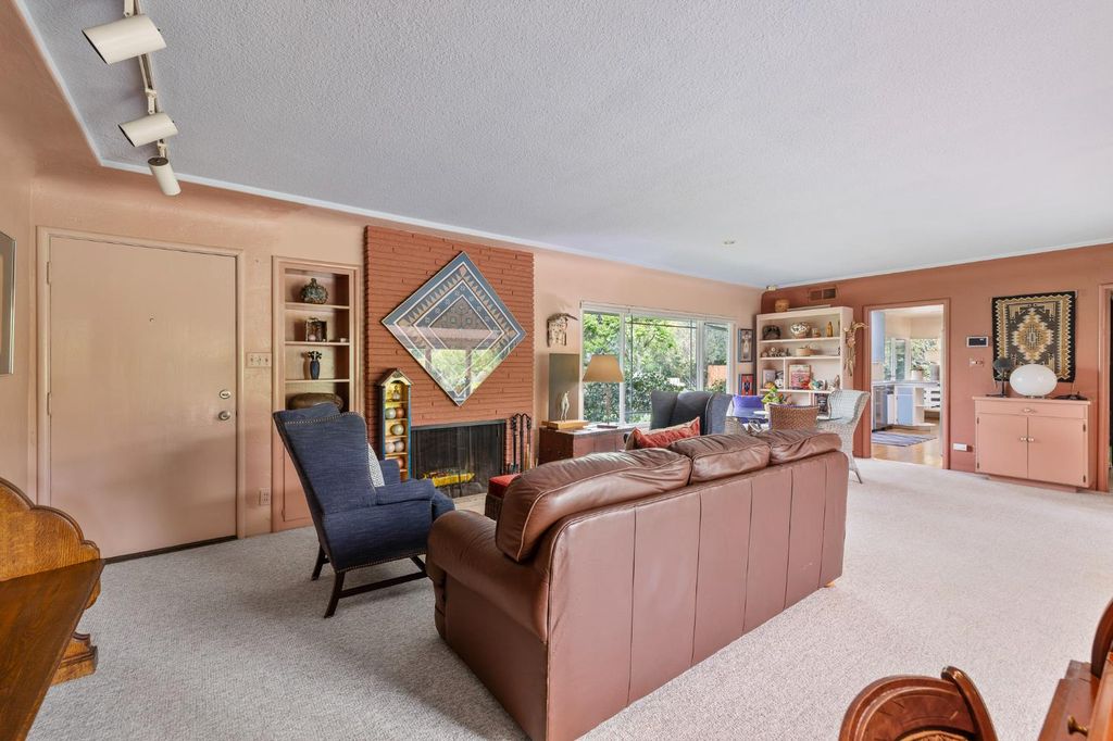 Image 5 of property listing at 324 E Hampton Way, Fresno, CA 93704