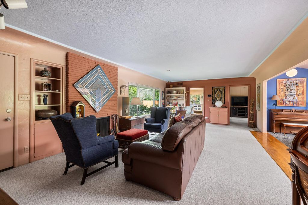 Image 6 of property listing at 324 E Hampton Way, Fresno, CA 93704