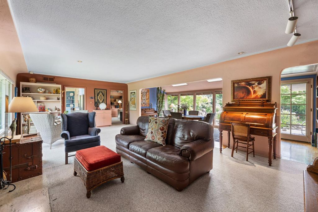 Image 7 of property listing at 324 E Hampton Way, Fresno, CA 93704