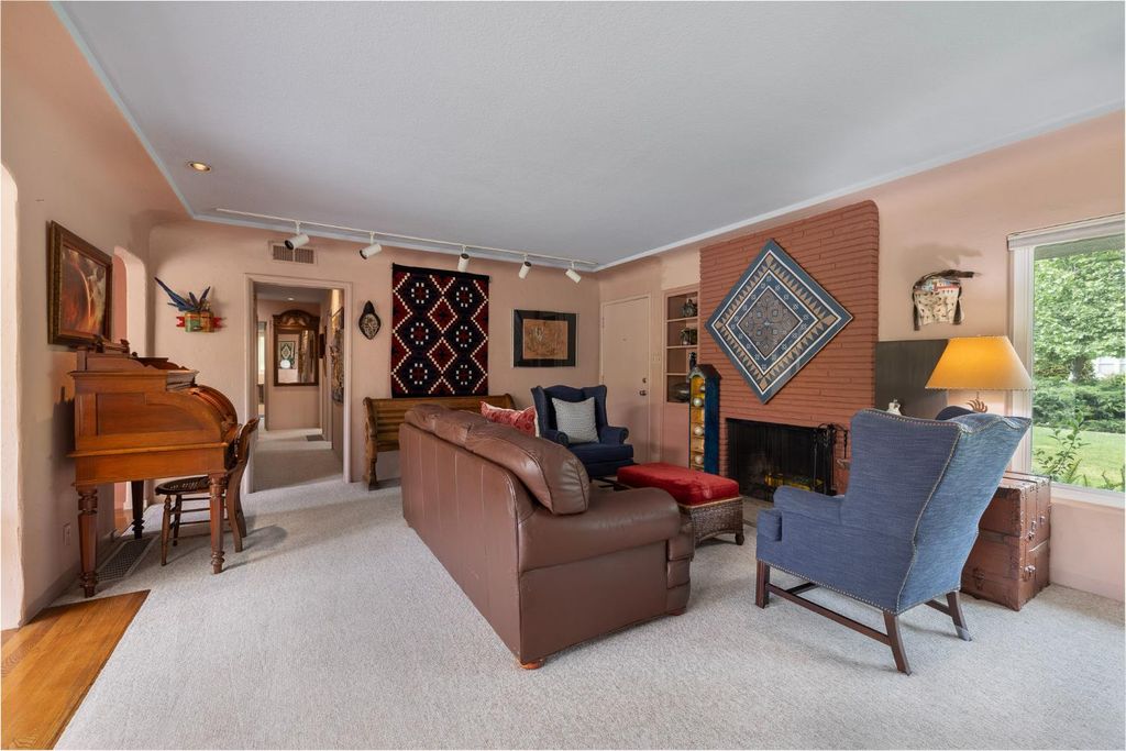 Image 8 of property listing at 324 E Hampton Way, Fresno, CA 93704