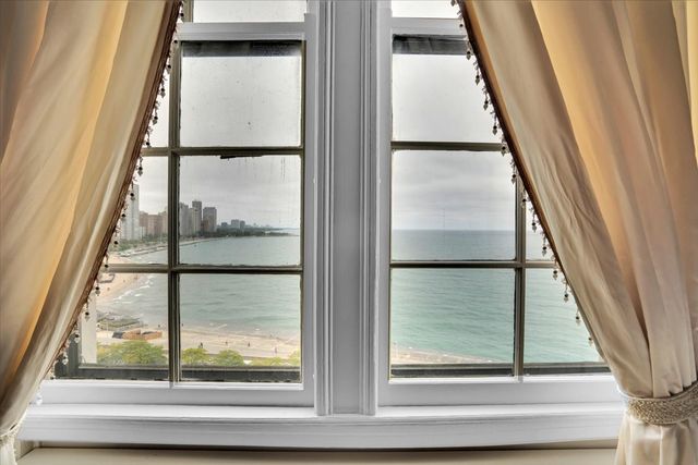 229 E Lake Shore Drive 10E, Chicago, IL 60611