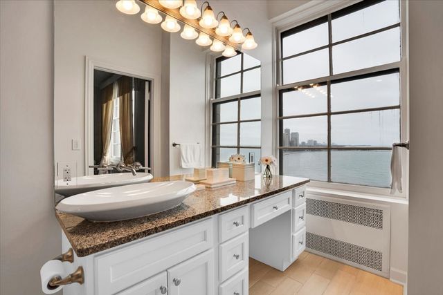 229 E Lake Shore Drive 10E, Chicago, IL 60611