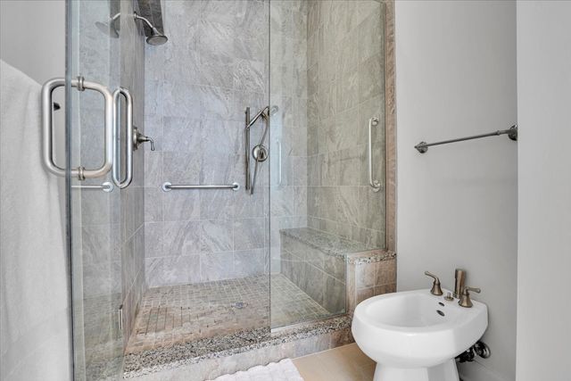 229 E Lake Shore Drive 10E, Chicago, IL 60611