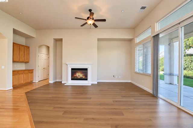 1587 Regent Dr, Brentwood, CA 94513