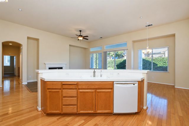 1587 Regent Dr, Brentwood, CA 94513