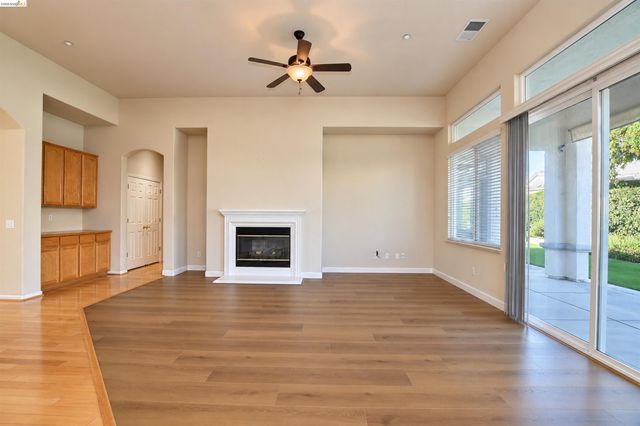 1587 Regent Dr, Brentwood, CA 94513
