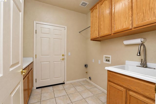 1587 Regent Dr, Brentwood, CA 94513