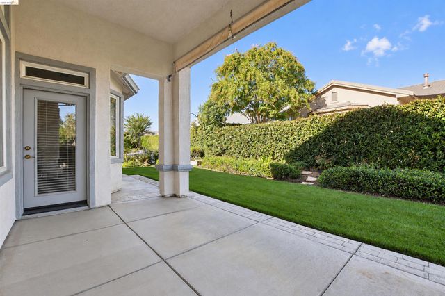 1587 Regent Dr, Brentwood, CA 94513