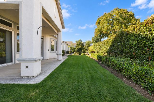 1587 Regent Dr, Brentwood, CA 94513