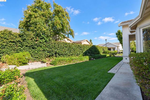 1587 Regent Dr, Brentwood, CA 94513