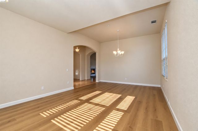 1587 Regent Dr, Brentwood, CA 94513