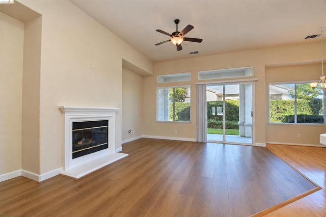 1587 Regent Dr, Brentwood, CA 94513