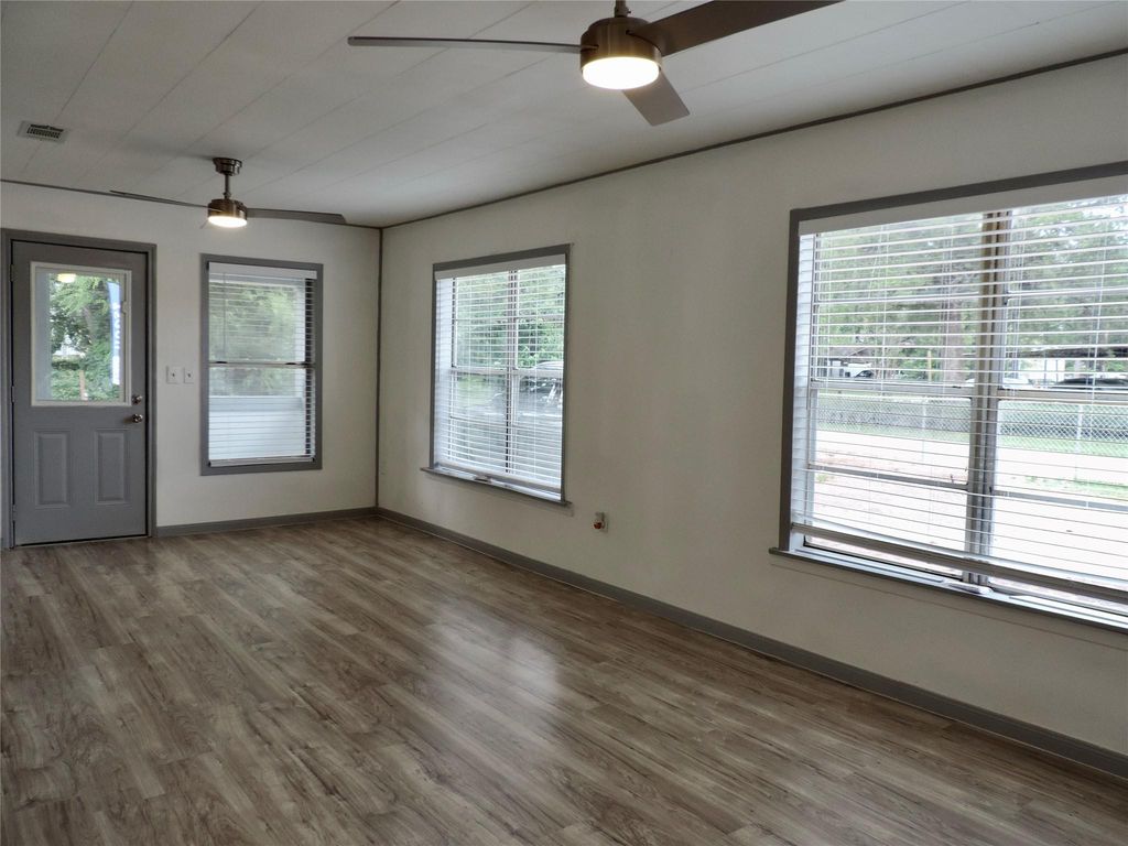 127 S Fenner Avenue, Cleveland, TX 77327