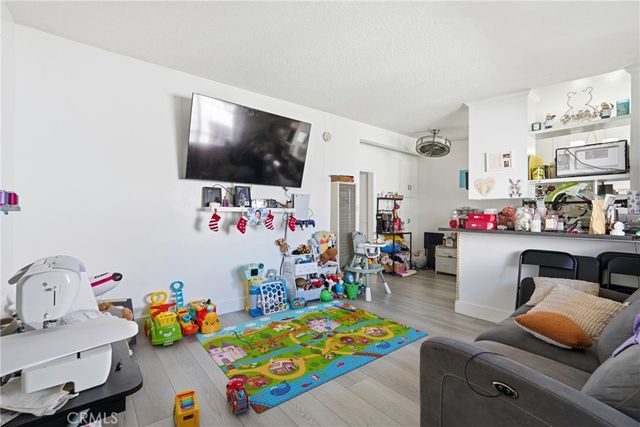 1207 S Catalina Street, Los Angeles, CA 90006
