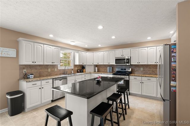 3048 Wolf Den Court, New Albany, IN 47150