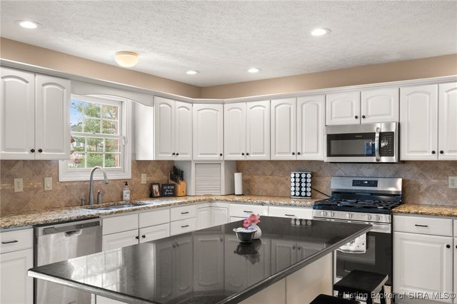 3048 Wolf Den Court, New Albany, IN 47150