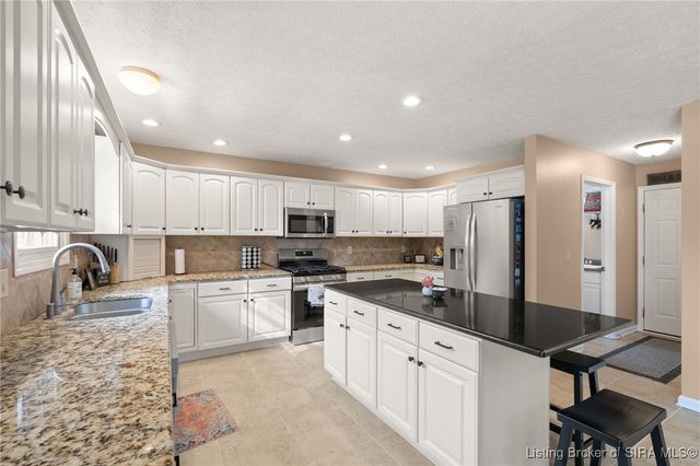 3048 Wolf Den Court, New Albany, IN 47150