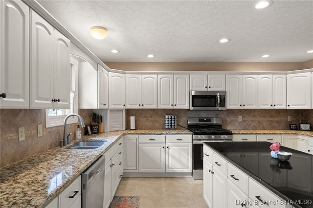 3048 Wolf Den Court, New Albany, IN 47150