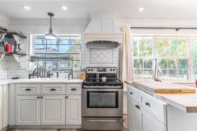 1237 W VOORHIS AVENUE, Deland, FL 32720