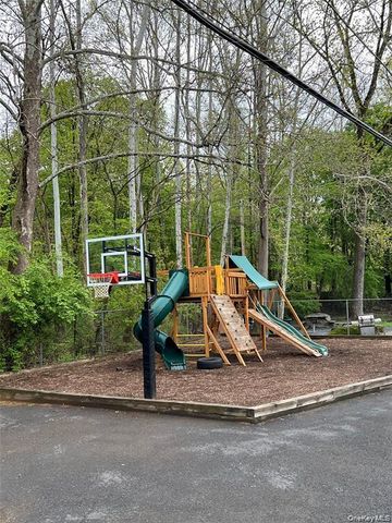 1502 Barclay Manor 15B, Newburgh, NY 12550