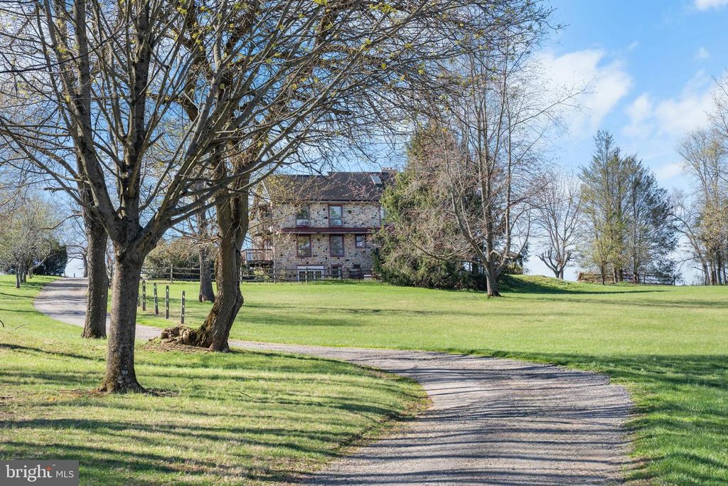 1728 VALLEY LN, Chester Springs, PA 19425