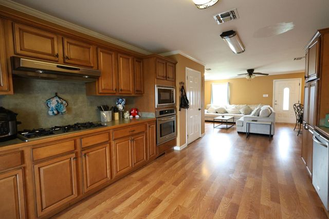 524 Oakwood Dr, Houma, LA 70363