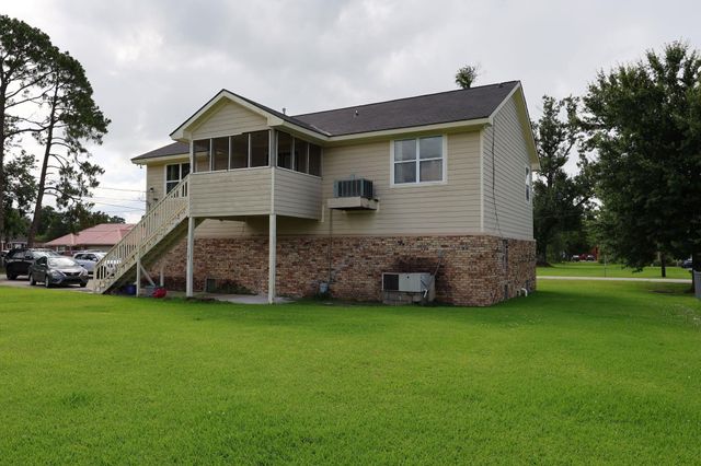 524 Oakwood Dr, Houma, LA 70363