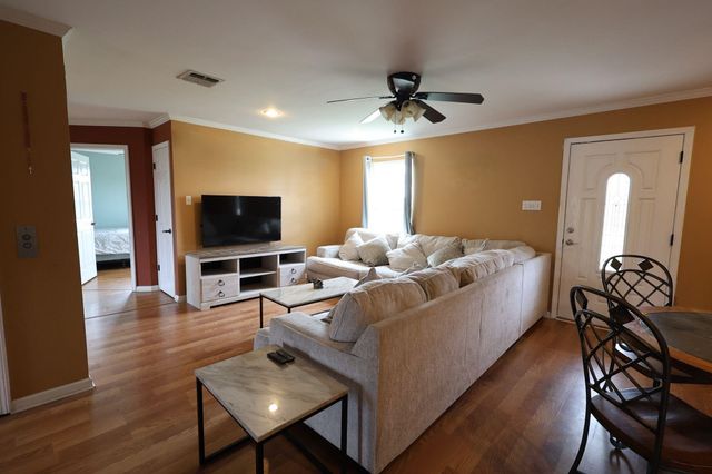 524 Oakwood Dr, Houma, LA 70363