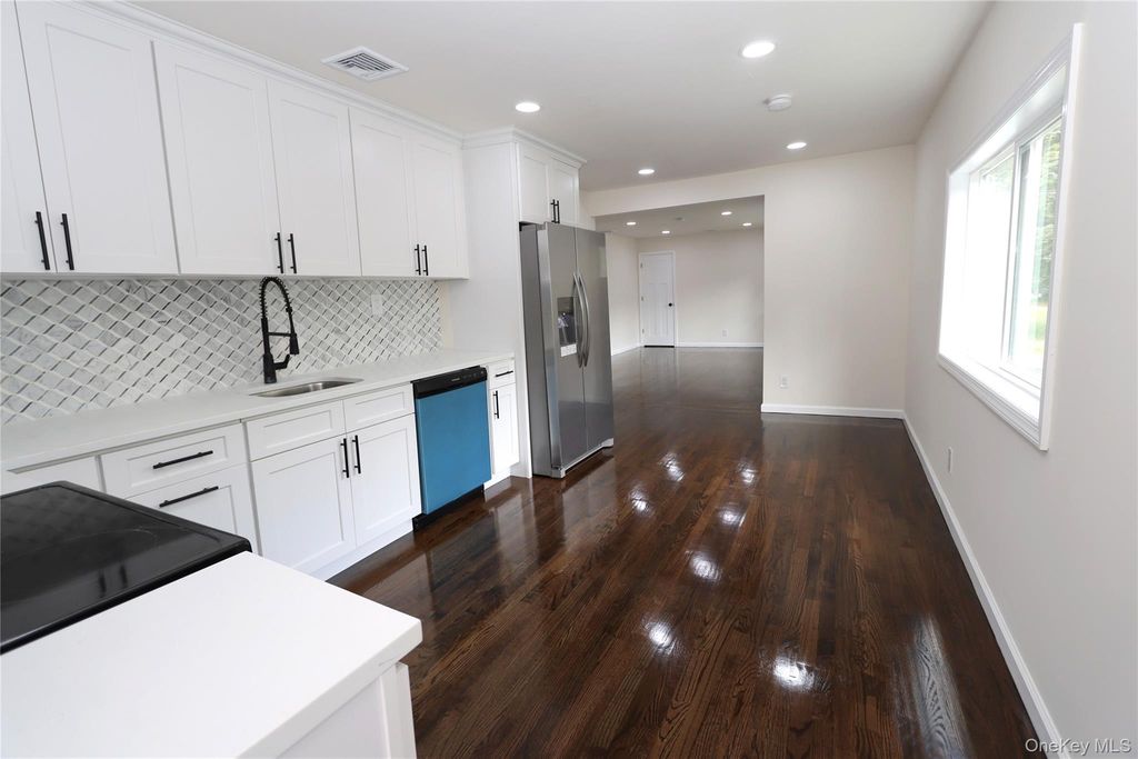 472 Nichols Road, Hauppauge, NY 11788 — photo 3