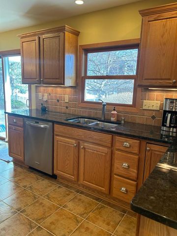 3560 S Sandalwood DRIVE, New Berlin, WI 53151