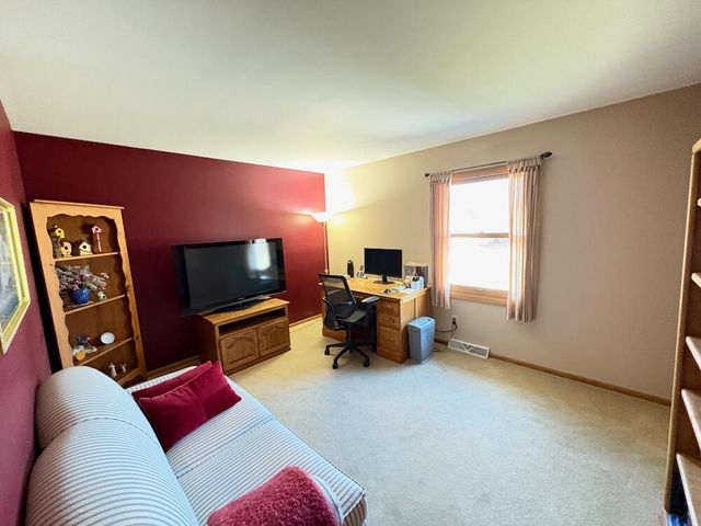 3560 S Sandalwood DRIVE, New Berlin, WI 53151