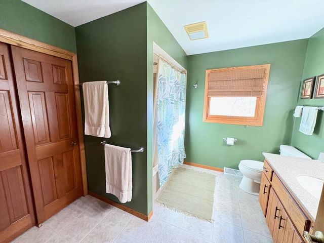 3560 S Sandalwood DRIVE, New Berlin, WI 53151