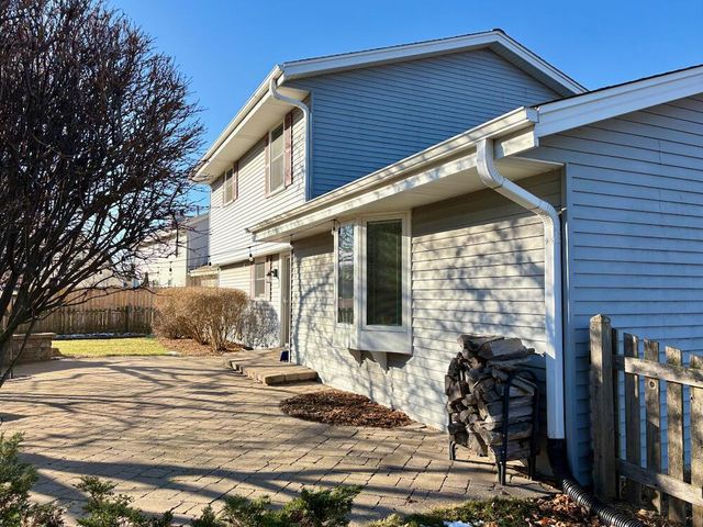 3560 S Sandalwood DRIVE, New Berlin, WI 53151