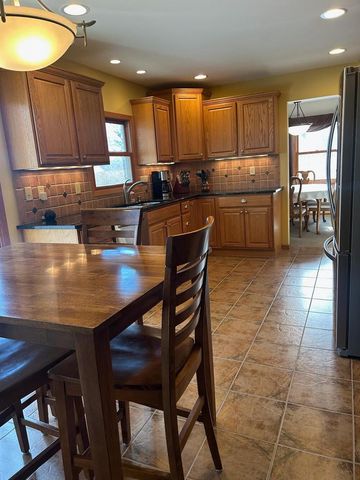 3560 S Sandalwood DRIVE, New Berlin, WI 53151