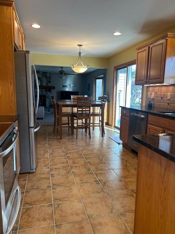 3560 S Sandalwood DRIVE, New Berlin, WI 53151