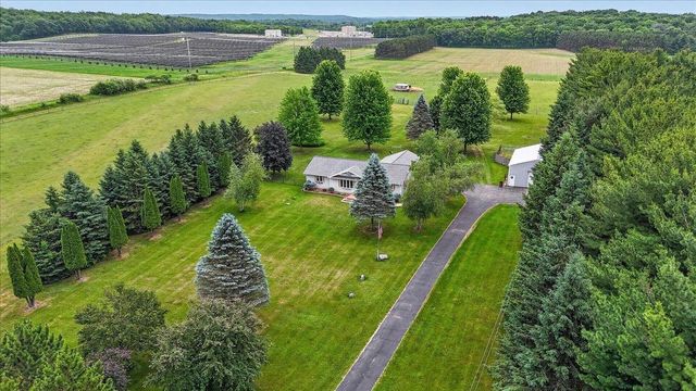 W8127 Dumke Road, Portage, WI 53901